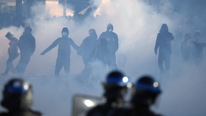 Un licean francez, participant la proteste, şi-a pierdut braţul după ce o grenadă i-a explodat în mână