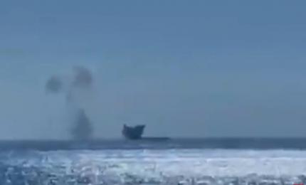 Momentul în care nava cu cereale este lovită de drone în Marea Neagră. Doi marinari au murit