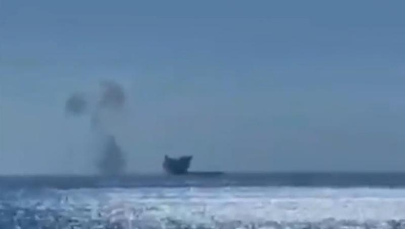 Momentul în care nava cu cereale este lovită de drone în Marea Neagră. Doi marinari au murit