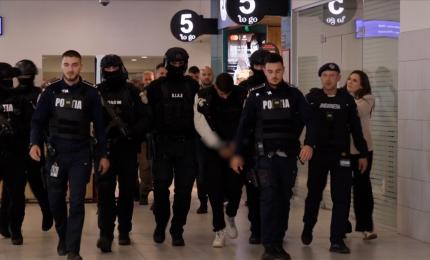 Momentul în care criminalul Valentinei e adus în țară și escortat de mascați pe Otopeni. Va fi dus în Vâlcea