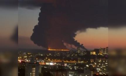 Petrolier în flăcări în Marea Neagră, după ce ar fi fost atacat lângă Soci. Rusia a închis plajele din zonă