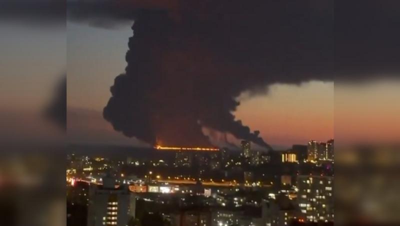 Petrolier în flăcări în Marea Neagră, după ce ar fi fost atacat lângă Soci. Rusia a închis plajele din zonă