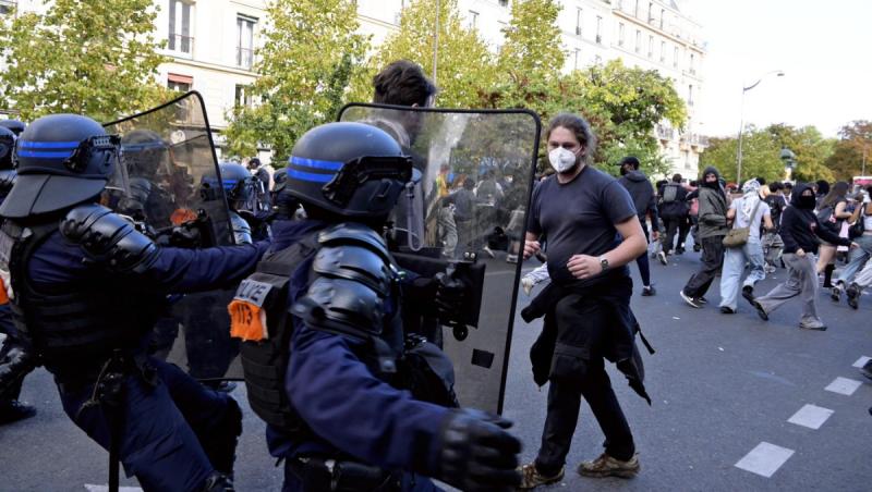 Jandarmii francezi nu mai pot folosi grenade la protestele liceenilor, după ce un elev a rămas fără o mână