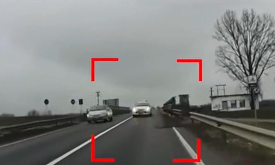Depăşire periculoasă în Bihor. Moartea, evitată într-o fracţiune de secundă: ce riscă şoferul vinovat