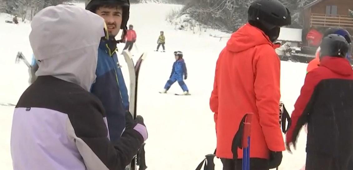 Cât costă o zi de schi în Poiana Braşov. Preţul pe care trebuie să-l plătească turiştii