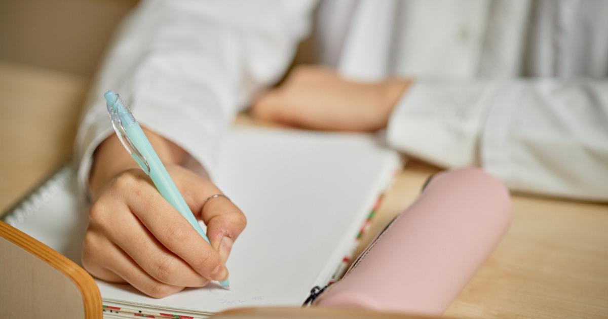 Profesor din Argeş, reţinut pentru agresiune sexuală, după ce ar fi sărutat o elevă de 13 ani