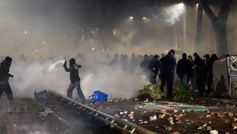 Protest de amploare la Torino: poliția atacată cu Molotovuri, mai mulți ofițeri bătuți &icirc;n timpul revoltelor