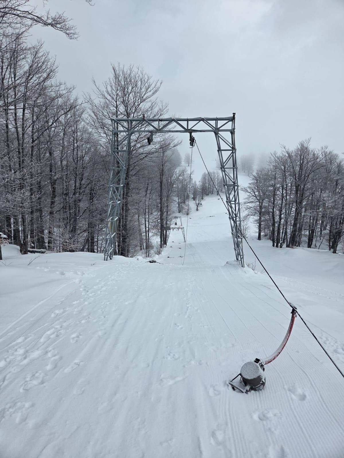 Incident cu repeţitie la cablul instalaţiei de teleschi din Semenic. "Nu înţelegem de ce doar pe pârtia aceea"