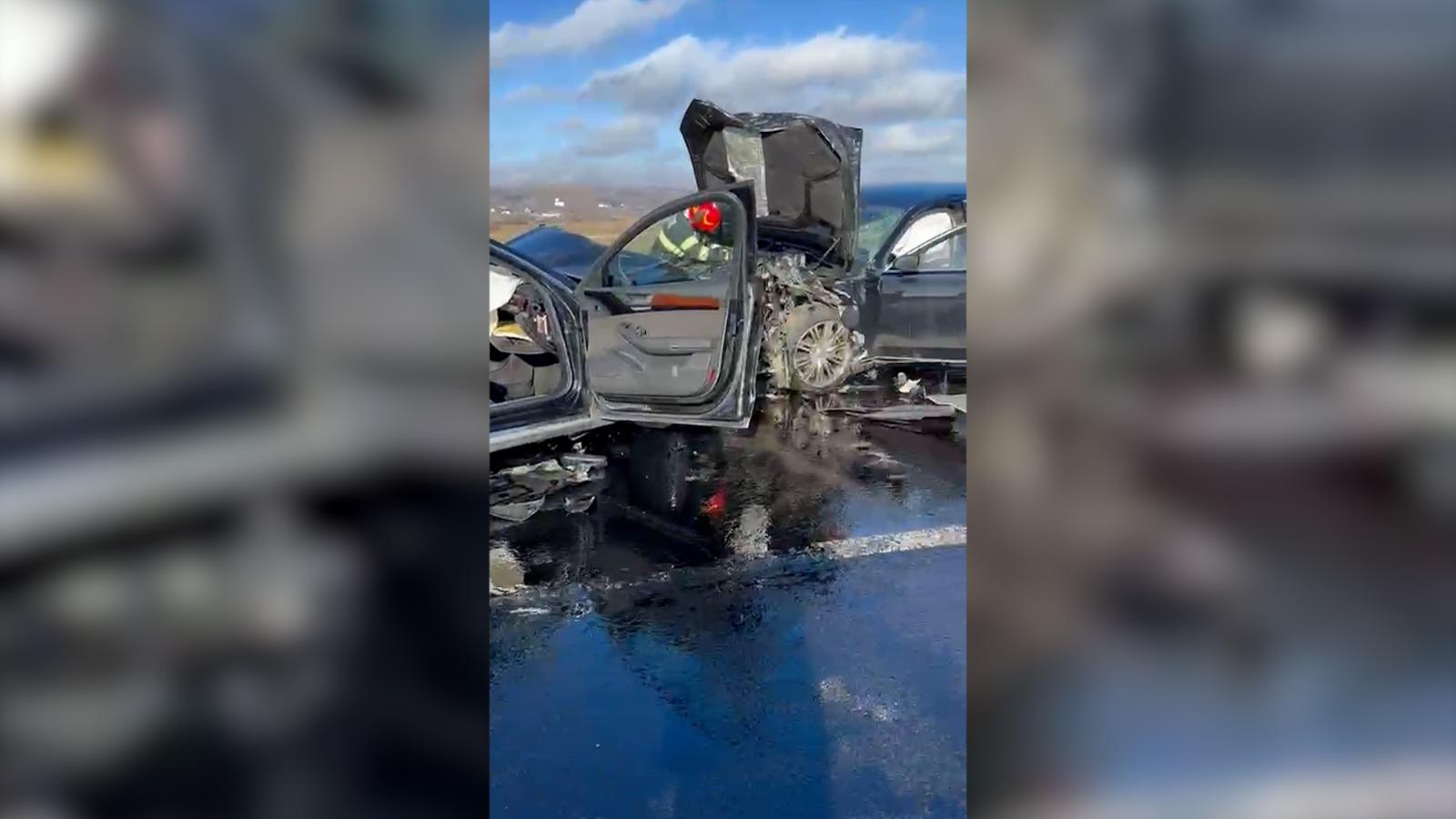 O gravidă în stare gravă, după ce două maşini s-au izbit frontal în Iaşi. Soţul femeii a murit pe loc