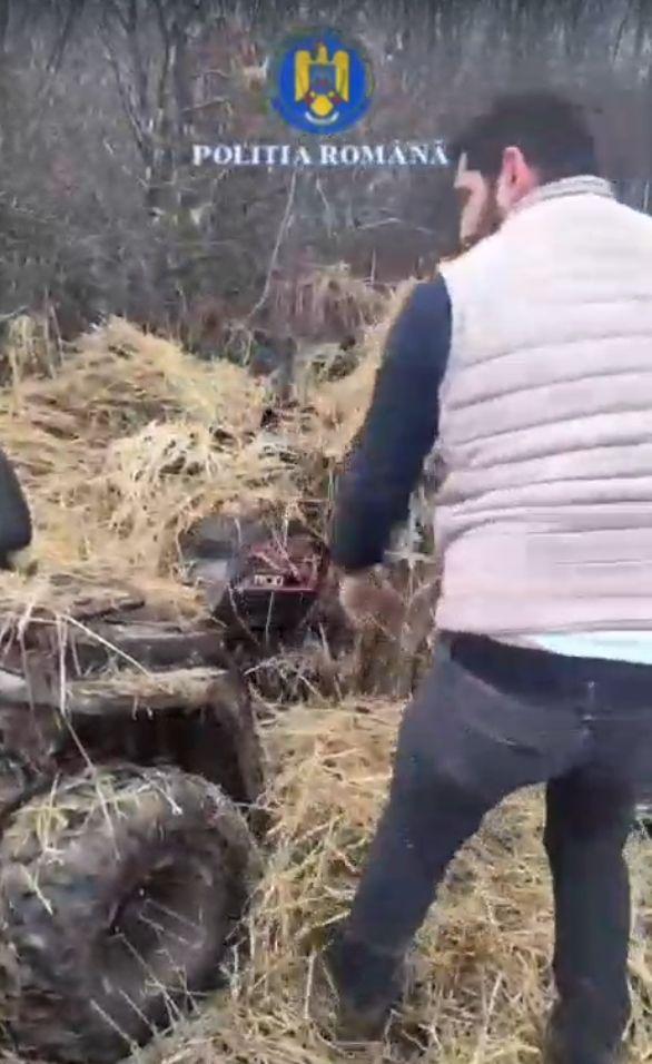 Momentul când poliţiştii din Bacău au dat peste un ATV furat într-o căpiţă de fân. Au pus mâna pe furcă