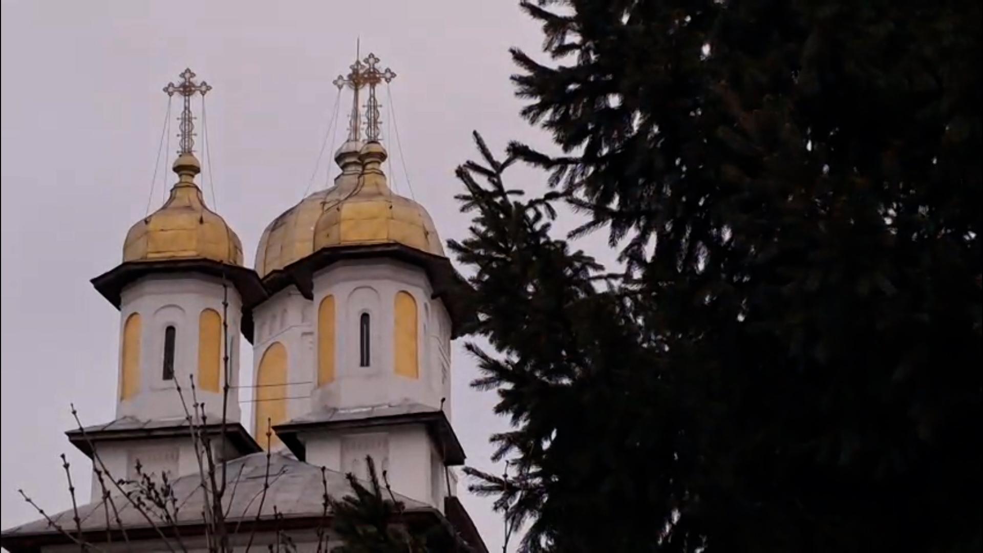 Momente sfâşietoare la priveghiul soţilor Iacob. Trei cruci, două sicrie albe şi un copilaş în braţele mamei