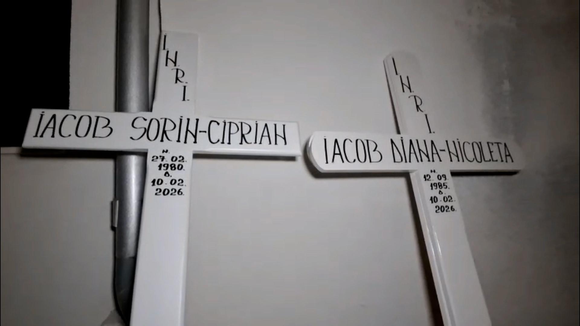 Momente sfâşietoare la priveghiul soţilor Iacob. Trei cruci, două sicrie albe şi un copilaş în braţele mamei