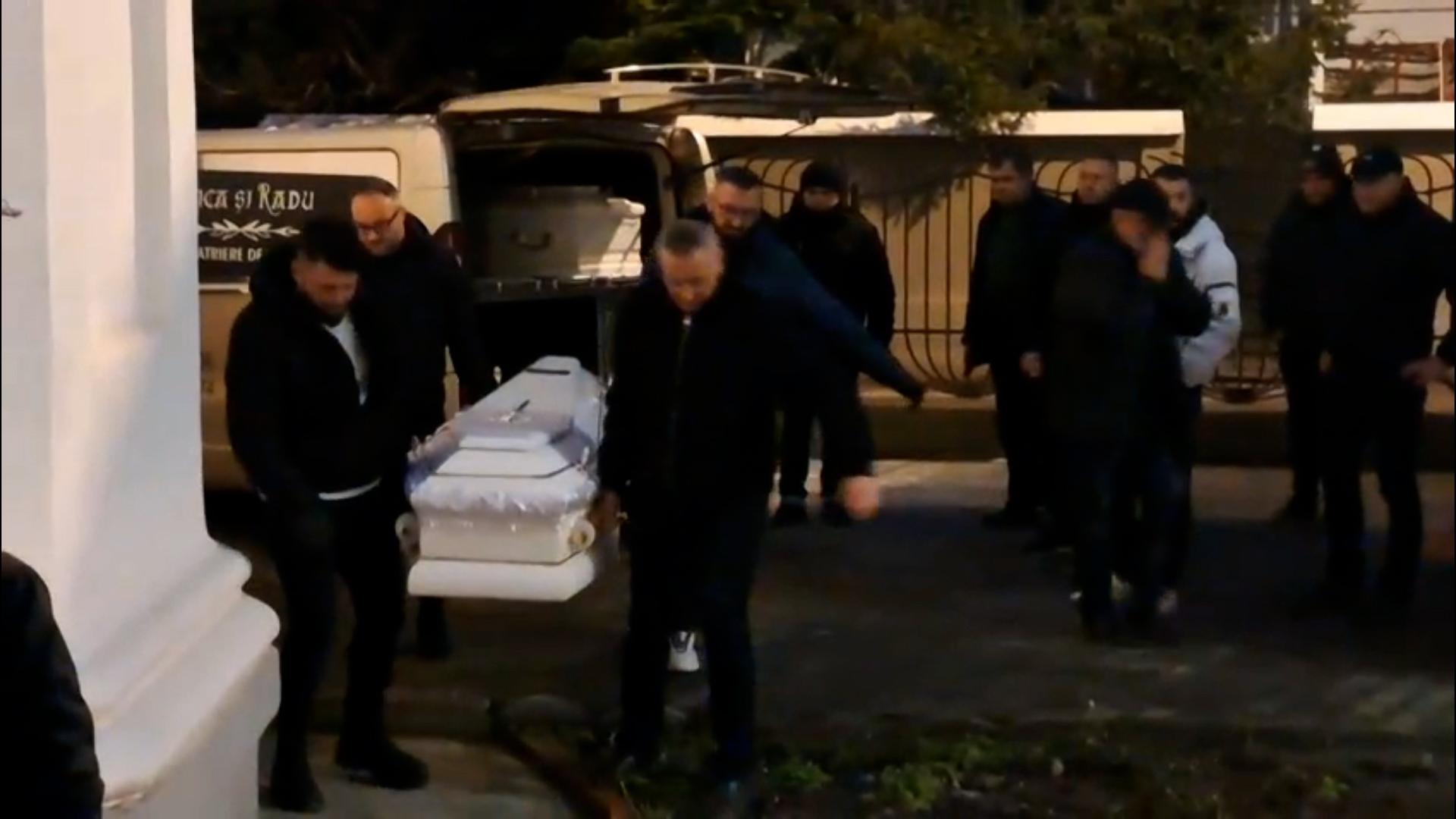 Momente sfâşietoare la priveghiul soţilor Iacob. Trei cruci, două sicrie albe şi un copilaş în braţele mamei