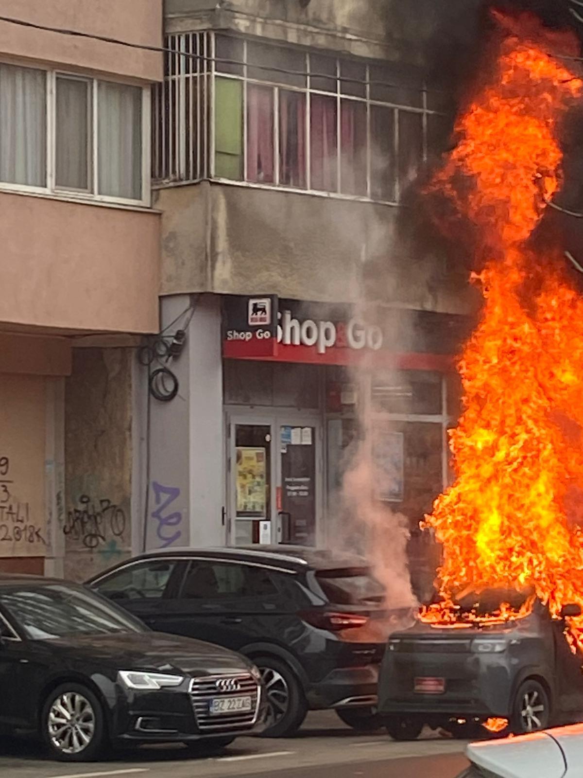 Doi soţi captivi într-un Smart electric care a luat foc în Crângaşi. Femeia a murit arsă de vie