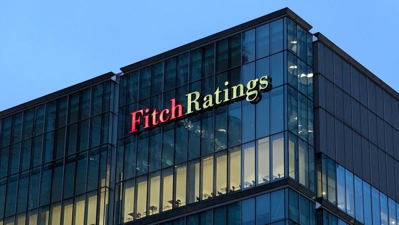 Fitch menține ratingul Rom&acirc;niei la BBB, cu perspectivă negativă: deficitul și datoria publică, riscuri majore