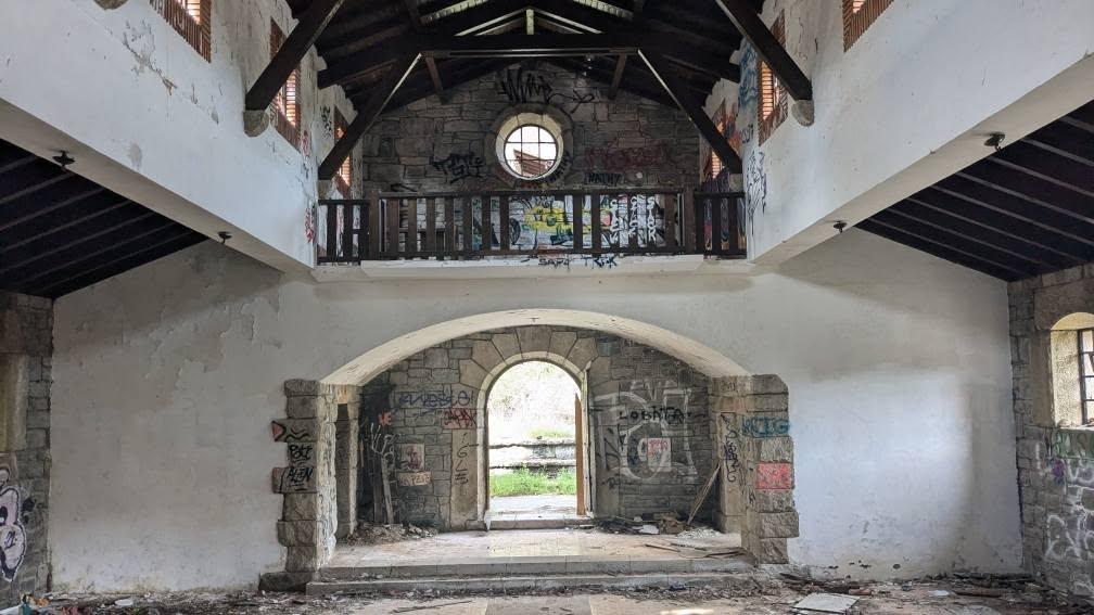 A găsit un sat abandonat pe internet și l-a cumpărat pentru 310.000 euro. Visul unui antreprenor american