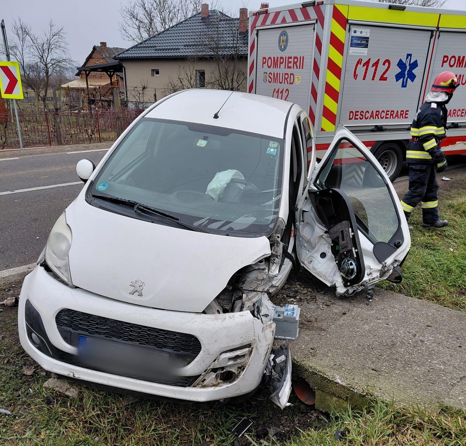 O şoferiţă s-a izbit violent de o maşină, după ce a intrat pe contrasens. Momentul accidentului din Cluj