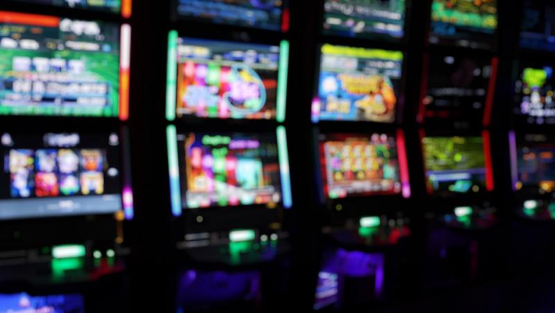 Senatul a adoptat două legi pentru jocurile de noroc. Cu cât ar putea creşte vârsta şi ce reguli noi apar online