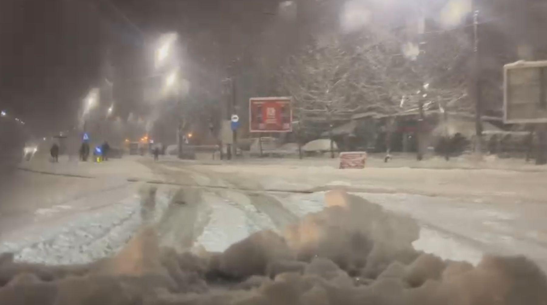 Viscol extrem în România: Cod roșu în Capitală și zăpadă de 50 cm. Alte zeci de județe afectate