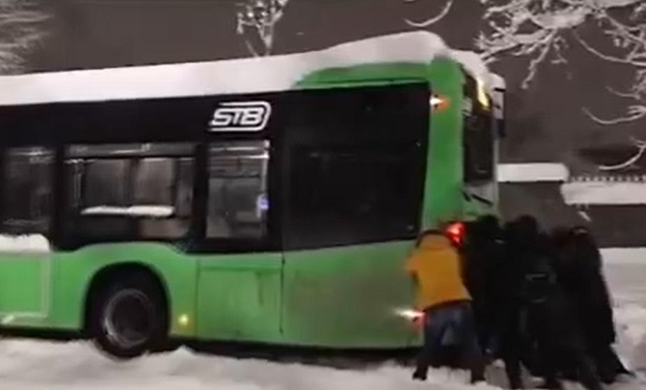 "Autobuze înzăpezite şi tramvaie blocate". STB înfiinţează 2 noi linii: cine preia traseul tramvaiului 41