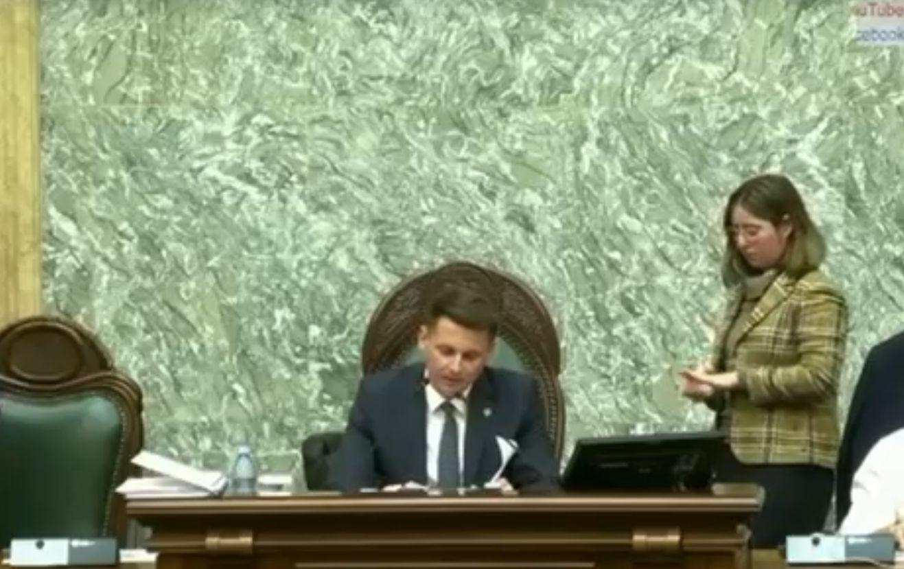 Gafă în plenul Parlamentului: “Ce golani sunt astia”. Președintele Senatului credea că microfonul este închis