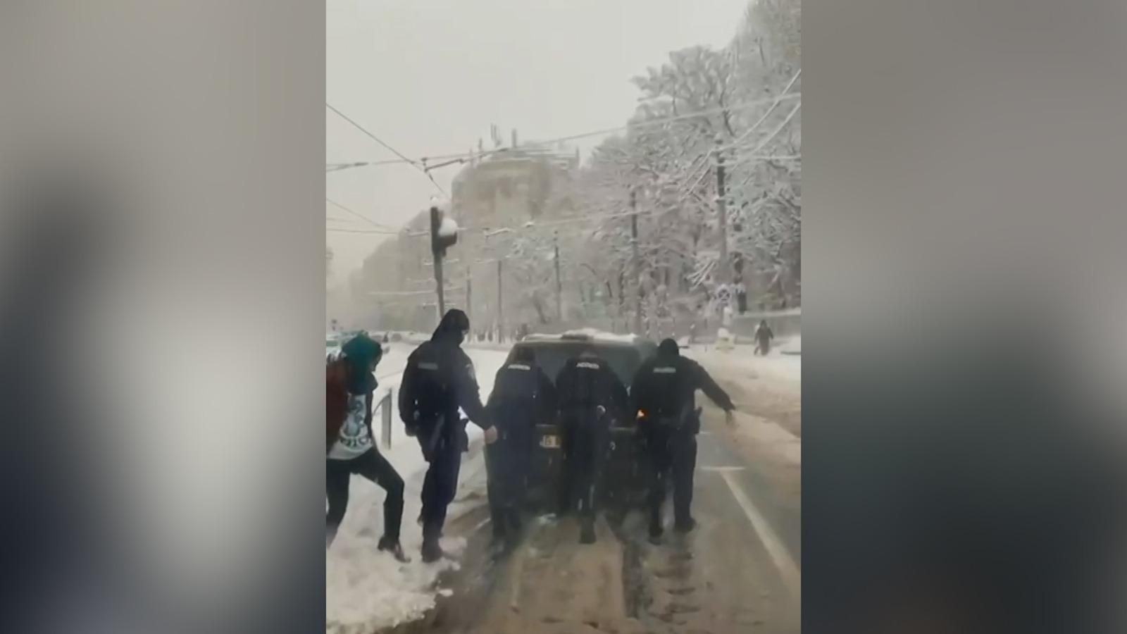 Bucureștiul, sub cel mai greu episod de iarnă din ultimii 18 ani: "Ia uitați, cum arată iadul alb"