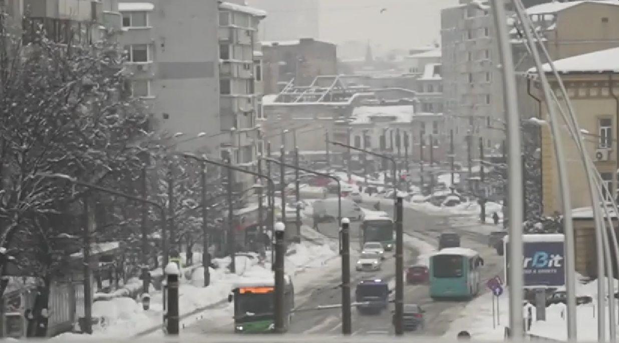 După ninsoarea record, Bucureștiul este încă îngropat în zăpadă: "Nu am mai trăit aşa ceva de la 12 ani"
