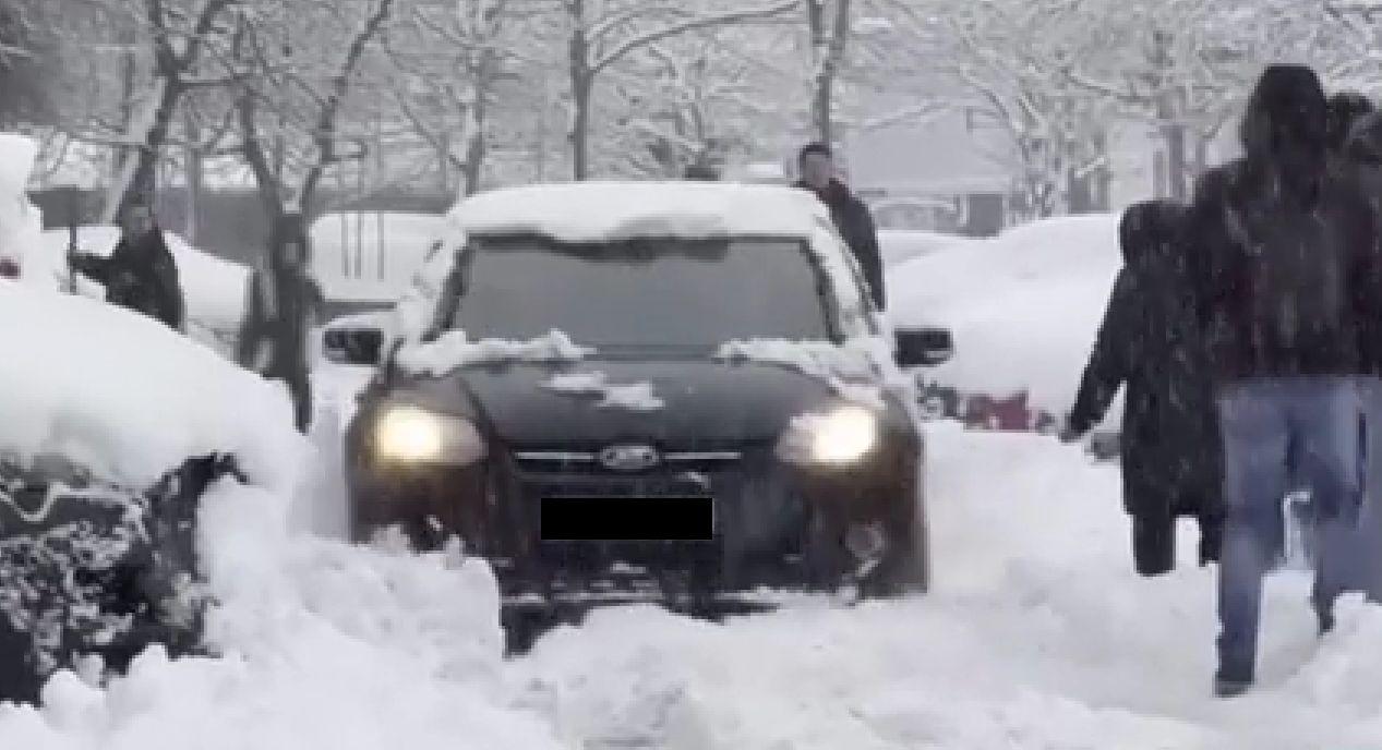 După ninsoarea record, Bucureștiul este încă îngropat în zăpadă: "Nu am mai trăit aşa ceva de la 12 ani"