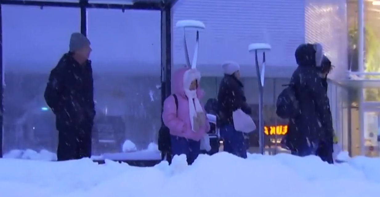 După ninsoarea record, Bucureștiul este încă îngropat în zăpadă: "Nu am mai trăit aşa ceva de la 12 ani"