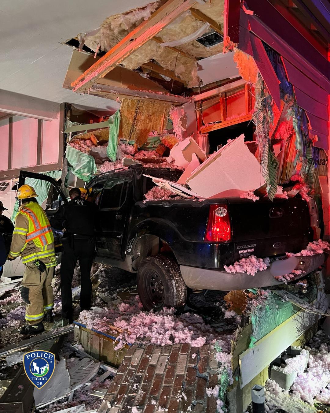 Momentul când o camionetă zboară peste 30 de metri și se oprește direct într-o casă în SUA: "A fost o nebunie"