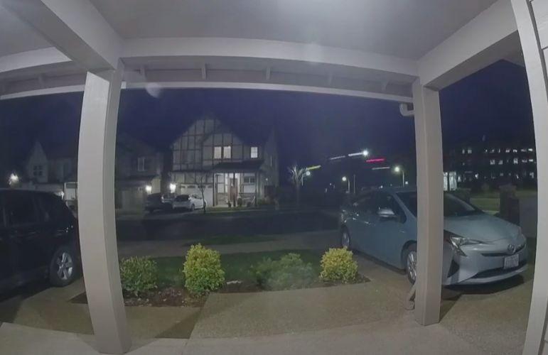 Momentul când o camionetă zboară peste 30 de metri și se oprește direct într-o casă în SUA: "A fost o nebunie"