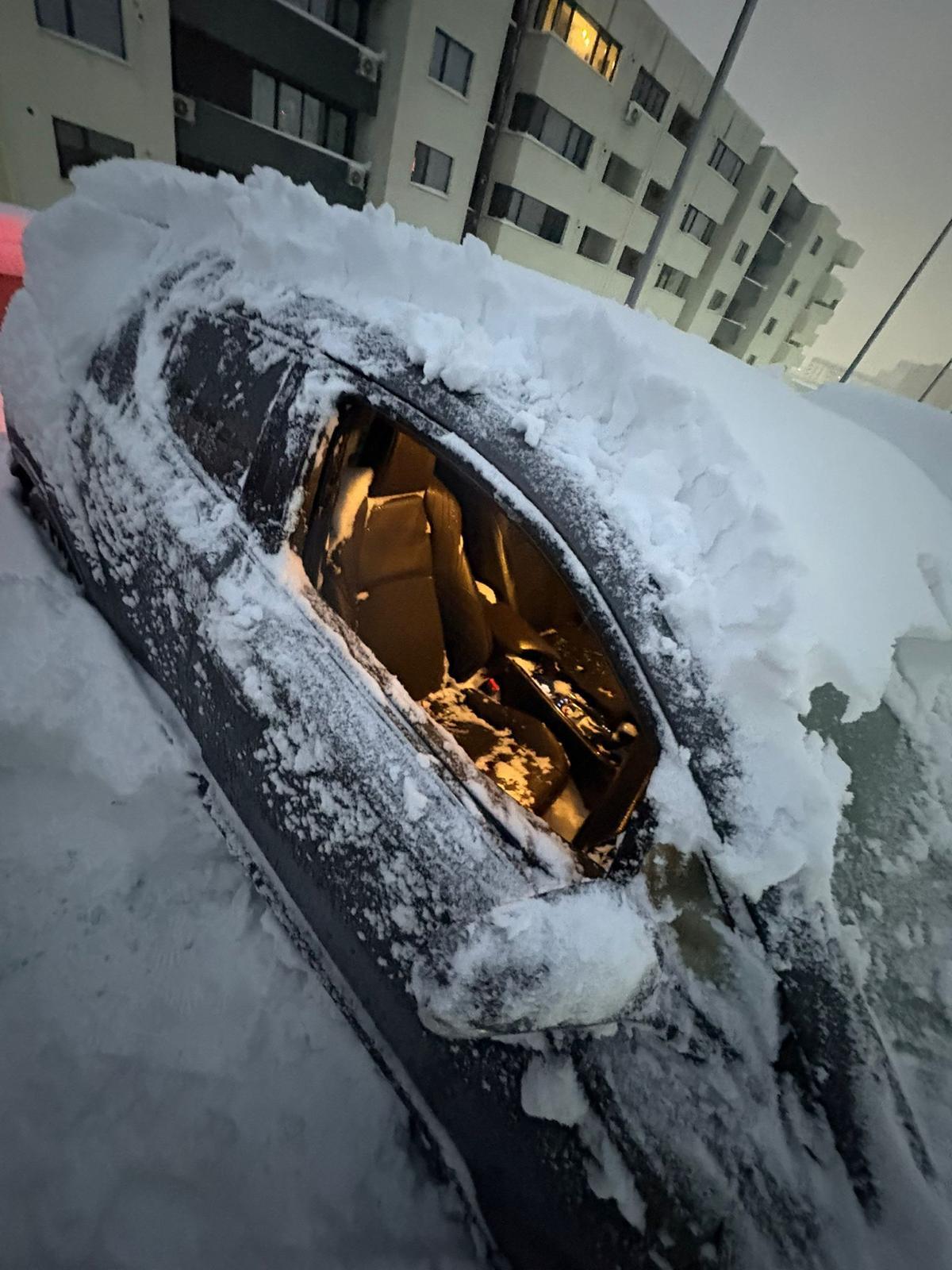 Jaf într-un complex rezidenţial din zona Pipera. Oamenii şi-au găsit maşinile sparte în parcare