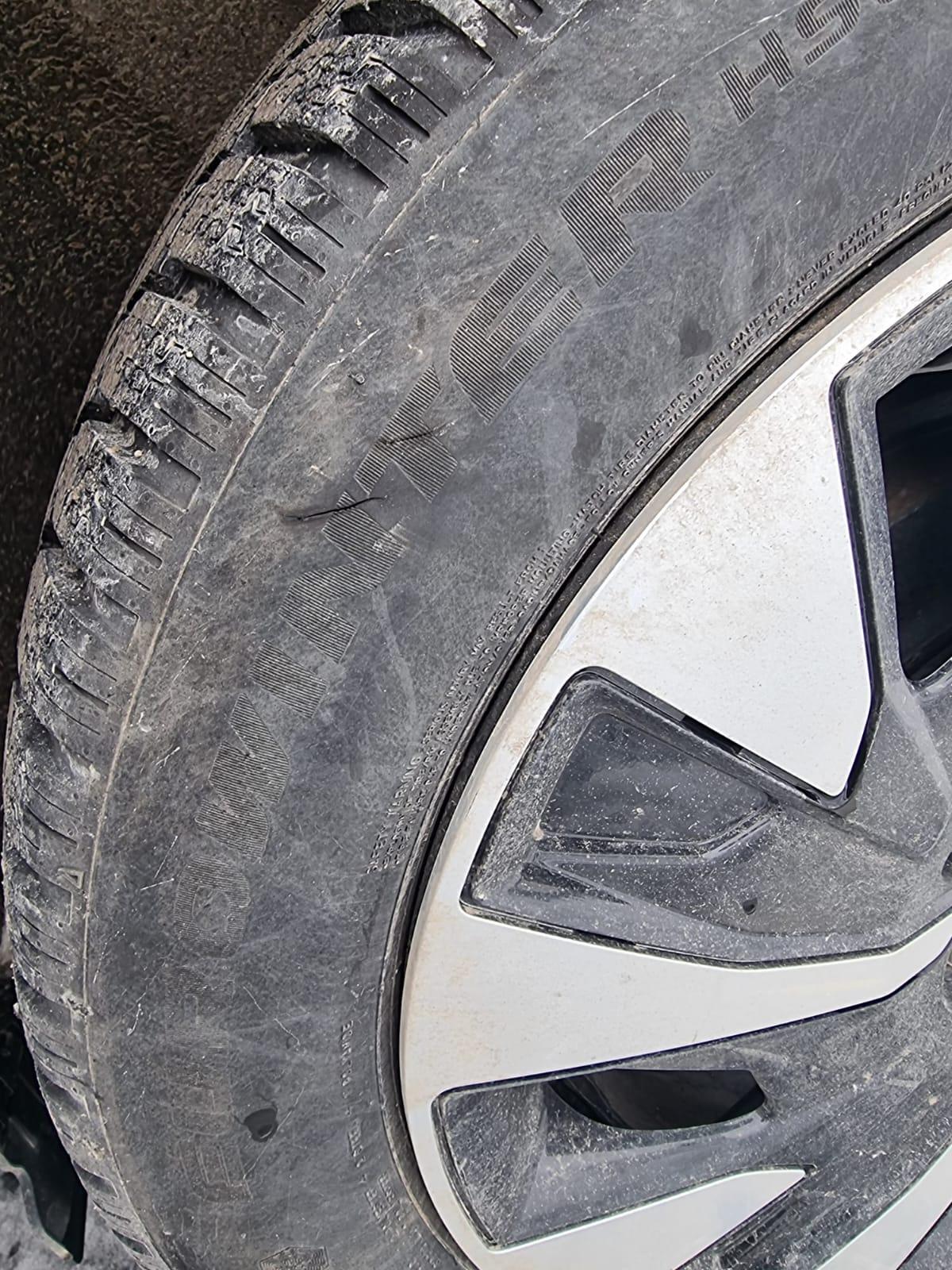 Jaf într-un complex rezidenţial din zona Pipera. Oamenii şi-au găsit maşinile sparte în parcare