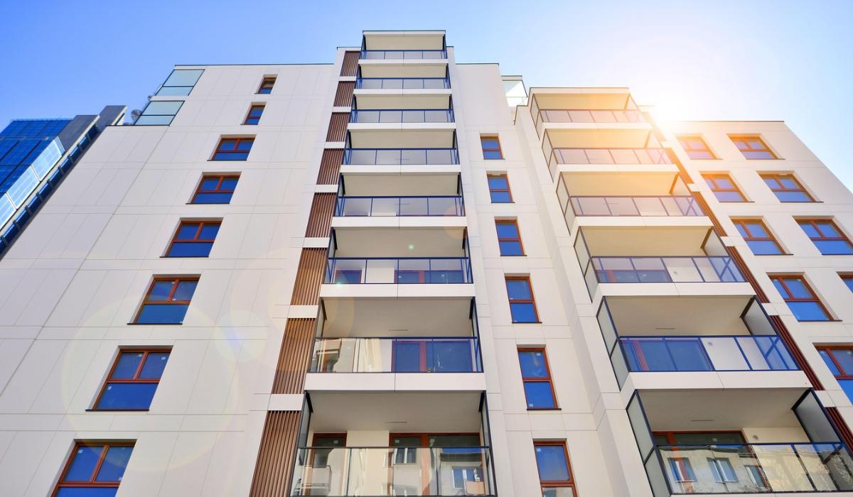 Jaf într-un complex rezidenţial din zona Pipera. Oamenii şi-au găsit maşinile sparte în parcare