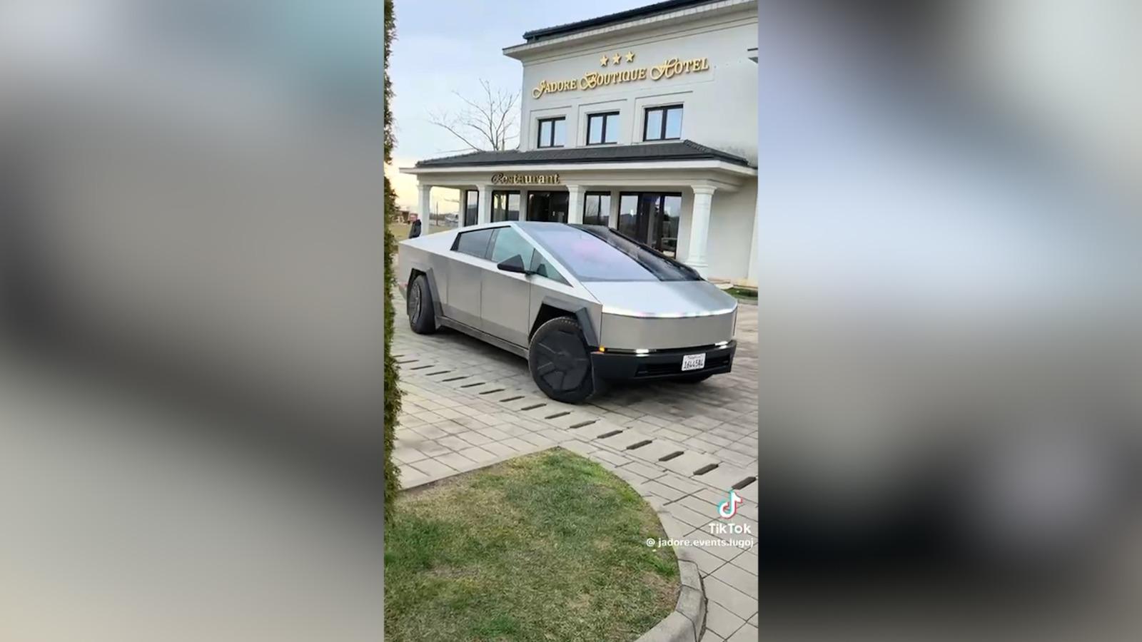 Vehicul futurist, oprit pe o stradă din Lugoj. Șoferul Teslei Cybertruck a aflat că nu avea permis pentru ea
