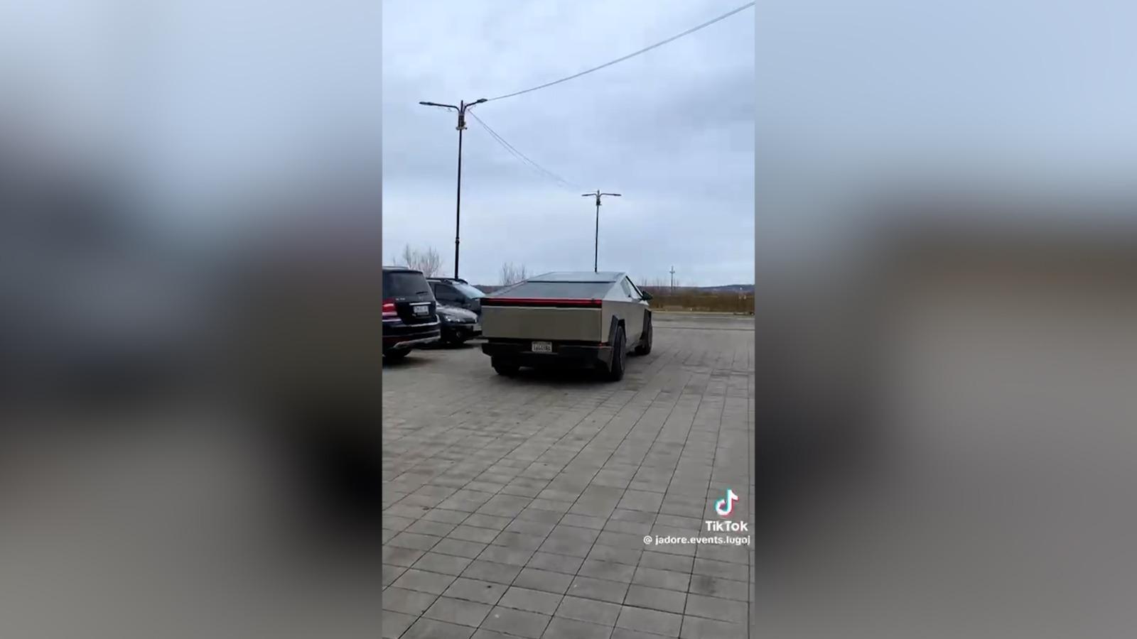 Vehicul futurist, oprit pe o stradă din Lugoj. Șoferul Teslei Cybertruck a aflat că nu avea permis pentru ea