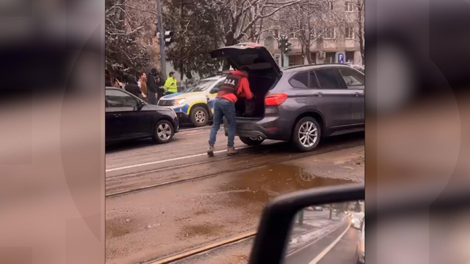 Poliţist rutier, ridicat de pe stradă pentru şpagă. Anul trecut era "eroul" care salva un bărbat de la înec