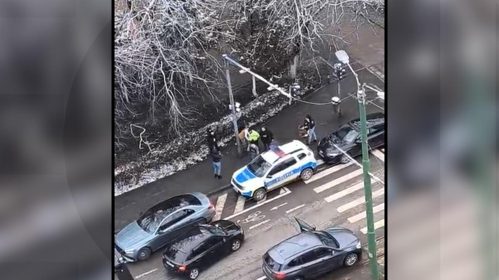 Poliţist rutier, ridicat de pe stradă pentru şpagă. Anul trecut era "eroul" care salva un bărbat de la înec