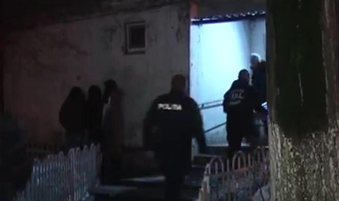 Un bărbat din București, găsit mort în apartament chiar de tatăl său. Și-a scris mesajele de adio pe pereți