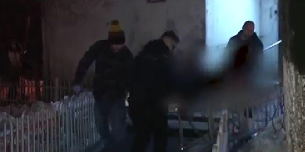 Un bărbat din București, găsit mort în apartament chiar de tatăl său. Și-a scris mesajele de adio pe pereți