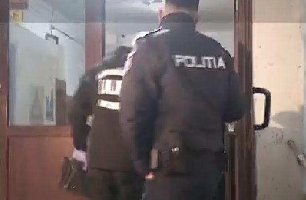 Un bărbat din București, găsit mort în apartament chiar de tatăl său. Și-a scris mesajele de adio pe pereți