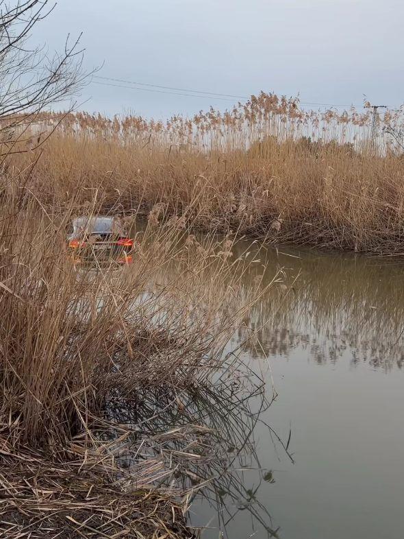 A plonjat cu Tesla în canal. Șoferul nu își amintește cum a ajuns în apă