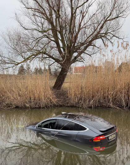 A plonjat cu Tesla în canal. Șoferul nu își amintește cum a ajuns în apă