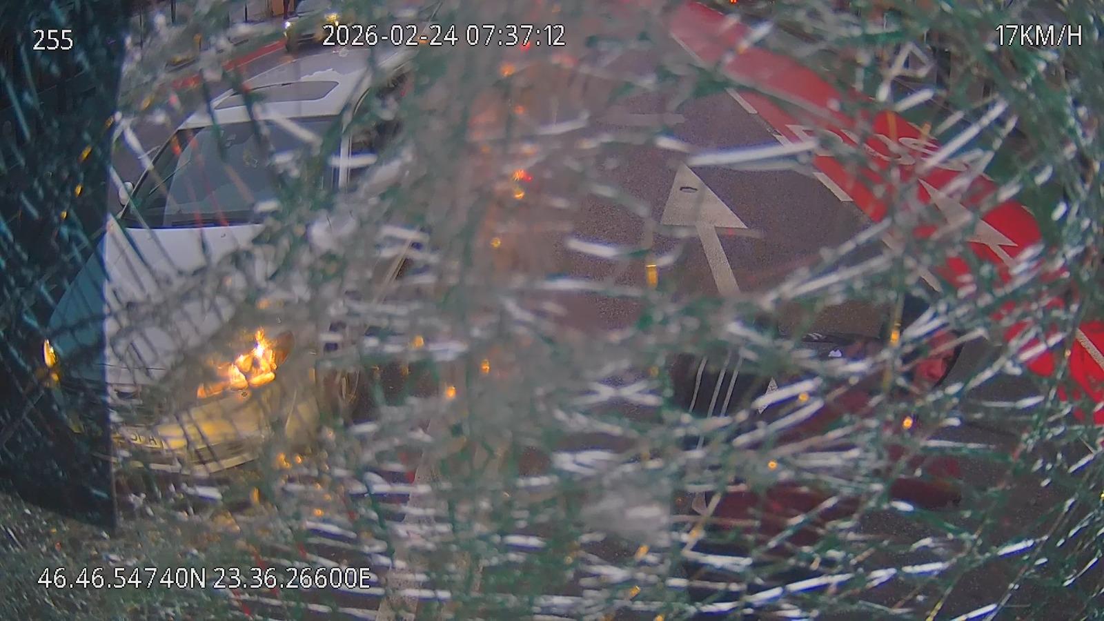 Momentul când un adolescent de 17 ani din Cluj este lovit de autobuz. Era pe trotinetă și avea căști