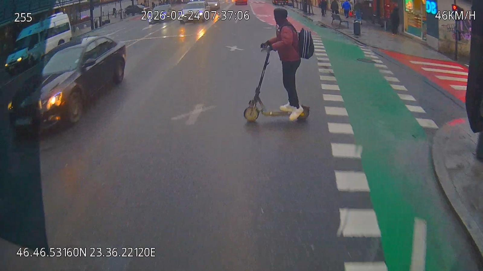 Momentul când un adolescent de 17 ani din Cluj este lovit de autobuz. Era pe trotinetă și avea căști