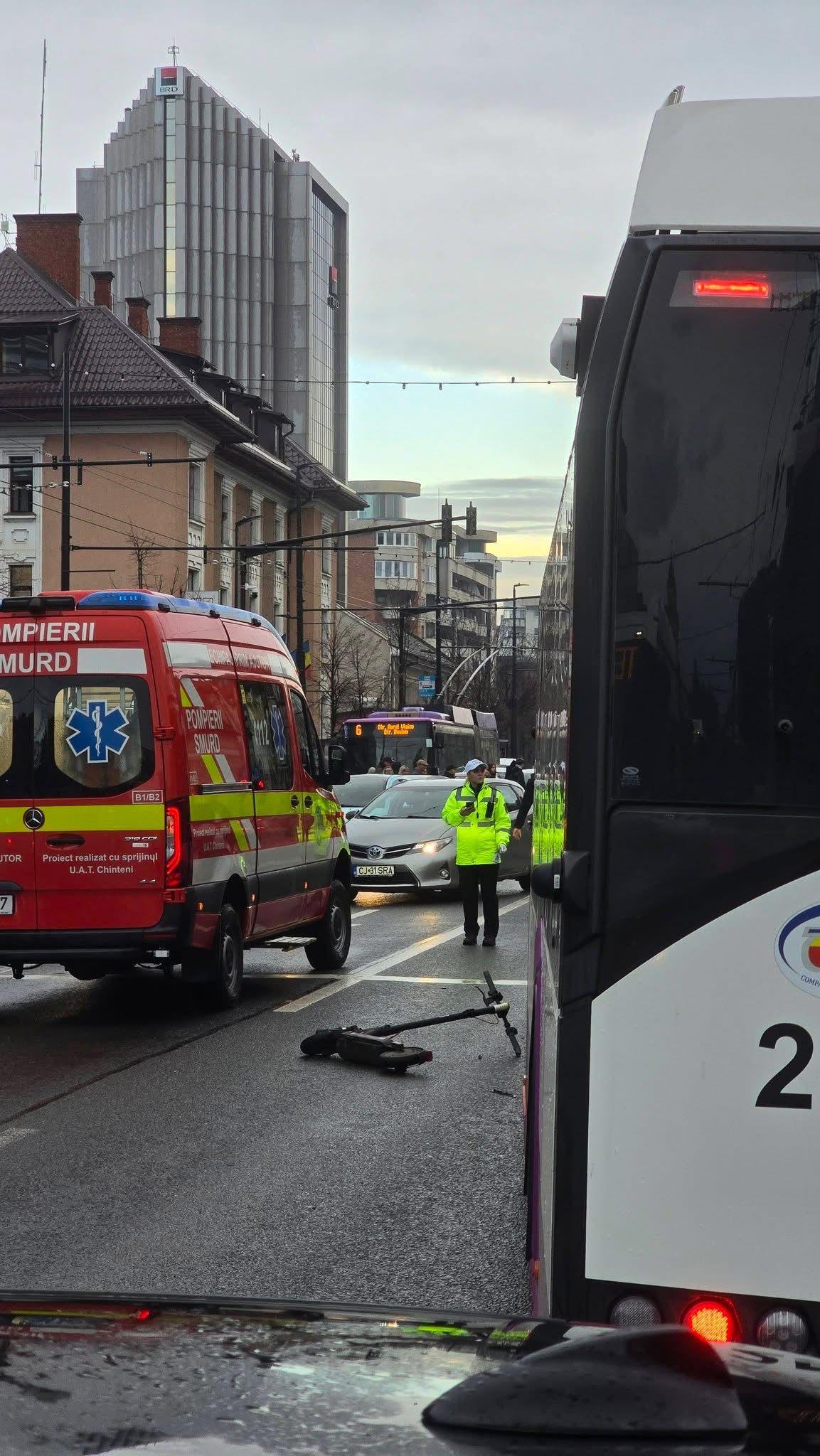 Momentul când un adolescent de 17 ani din Cluj este lovit de autobuz. Era pe trotinetă și avea căști