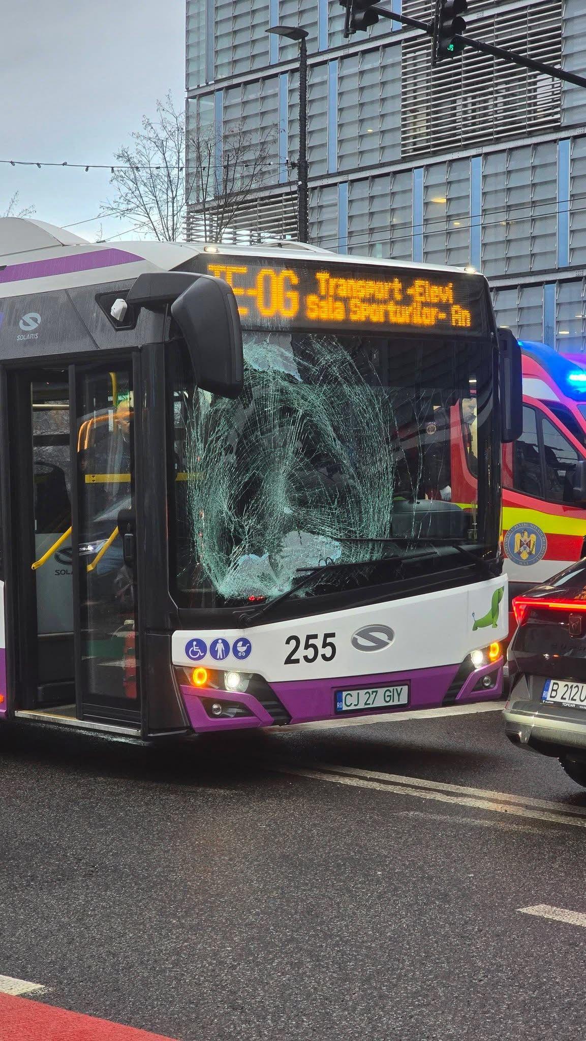 Momentul când un adolescent de 17 ani din Cluj este lovit de autobuz. Era pe trotinetă și avea căști