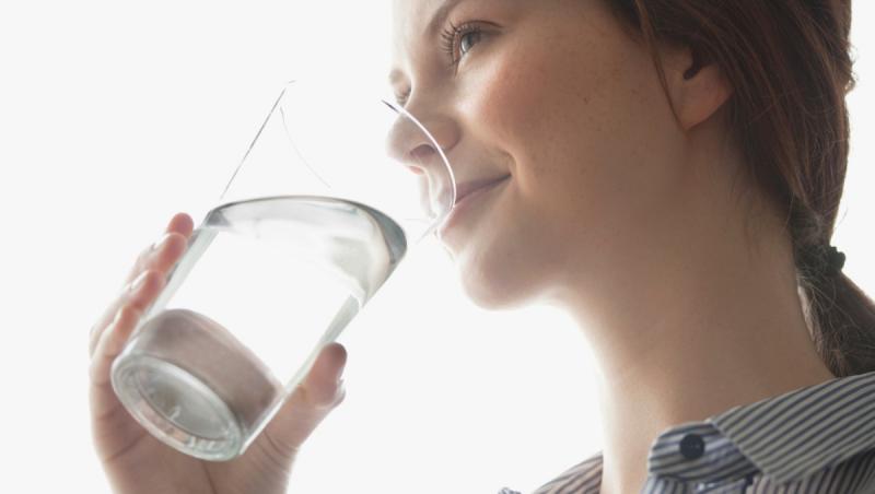 Consumul de apă caldă, benefic pentru organism sau nu? Mai mulţi medici explică ce este dovedit şi ce este mit