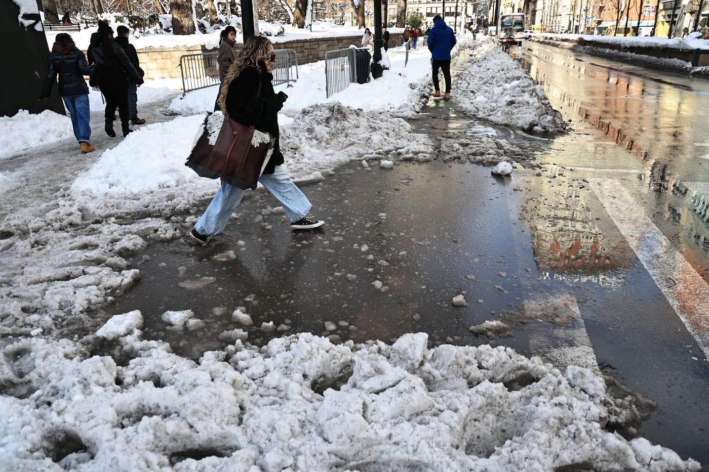 Meteorologii au prelungit avertizările de vreme severă. Lapoviță, ninsori și risc de polei în mai multe zone
