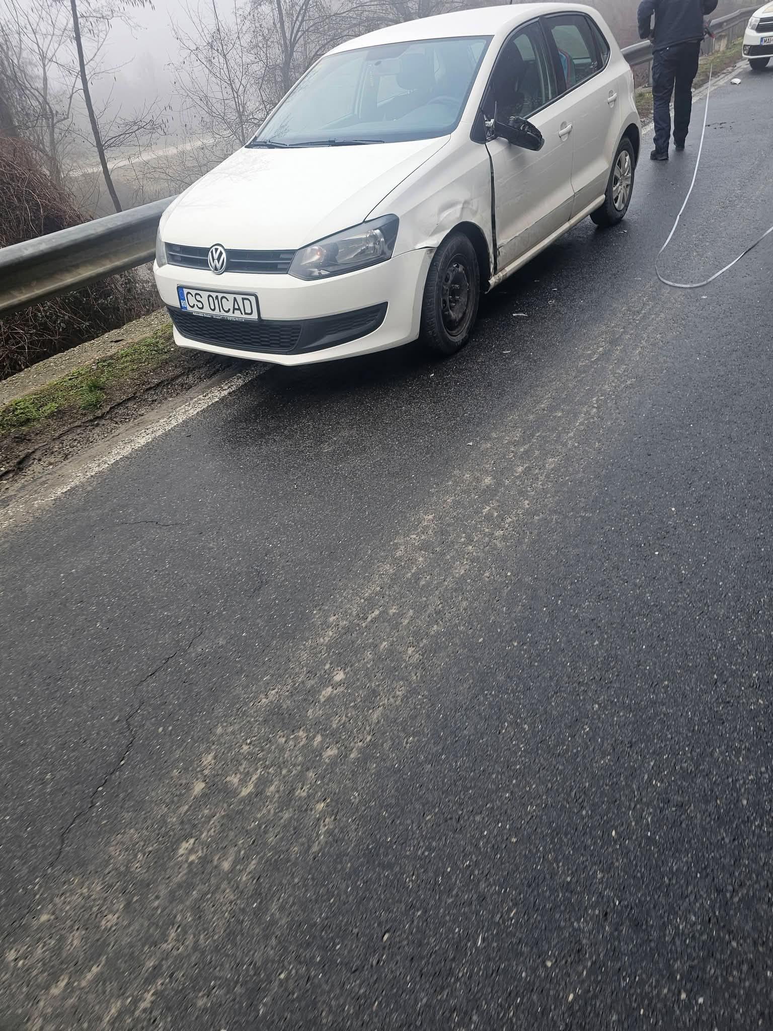 Un profesor din Caraș-Severin a tamponat mașina fostei iubite și a fugit. Avea interdicție să se apropie de ea